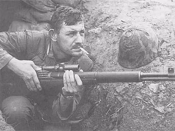 Trước đó, quân đội Mỹ cũng đã có thời gian dài sử dụng khẩu súng này vào nhiệm vụ bắn tỉa, nhất là trên chiến trường Triều Tiên những năm đầu thập niên 50. Ảnh: Lính bẳn tỉa Mỹ với khẩu M1 Garand ở Triều Tiên. Nguồn ảnh: Warhistory.