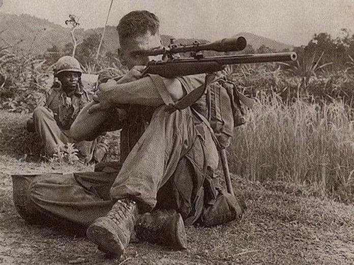 So với M1903A4, khẩu M40 cũng không có gì khá khẩm hơn do nó cũng vẫn là một khẩu súng bắn tỉa lên đạn bằng khóa nòng từng viên. Tuy nhiên, với phong cách dùng lính bắn tỉa của Thủy quân Lục chiến Mỹ, khẩu súng này thường được sử dụng vào nhiệm vụ chỉ điểm để gọi pháo kích nhiều hơn là khai hỏa tiêu dịch đối phương. Nguồn ảnh: Sniper.