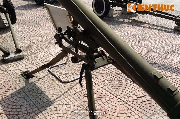 Với trọng lượng chỉ 55 kg, ống phóng này được thiết kế đặc biệt kèm theo chân đế để giúp cố định khi bắn và đo được góc bắn chính xác hơn cho người lính. Năm 1966, các ống phóng tháo rời này lần đầu tiên được gửi tới Việt Nam để thử nghiệm trong chiến trường.