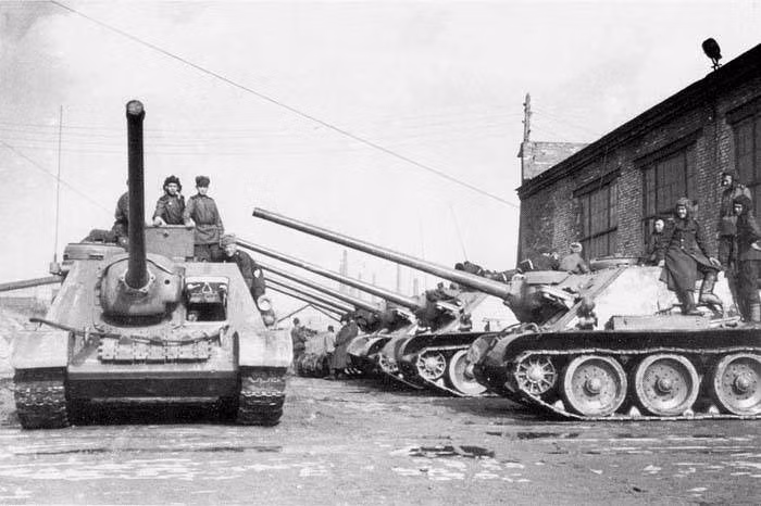 Tới tận ngày nay, nhiều sử gia nghiên cứu quân sự vẫn còn đang tranh cãi về danh hiệu "Pháo tự hành chống tăng tốt nhất Chiến tranh Thế giới thứ hai" giữa chiếc Su-100 này và chiếc StuG III của Đức quốc xã. Nguồn ảnh: Pinterest.