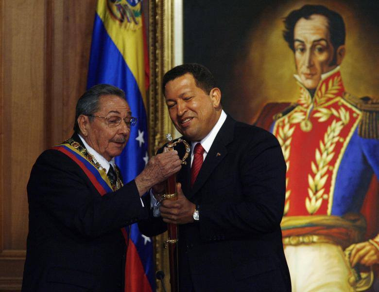 Cố Tổng thống Hugo Chavez cùng cựu Chủ tịch Cuba Raul Castro tại Cung điện Miraflores, trong chuyến thăm chính Venezuela vào năm 2008. Ảnh: Reuters.