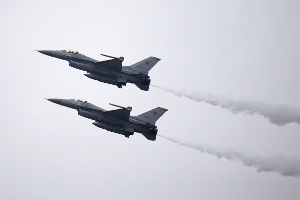 2 tiêm kích F-16 của Không quân Singapore trổ tài trên bầu trời. Là nước chủ nhà nên Singapore cử dàn chiến đấu cơ hùng hậu tham bay biểu diễn và trưng bày tại triển lãm. Ảnh: Bloomberg.