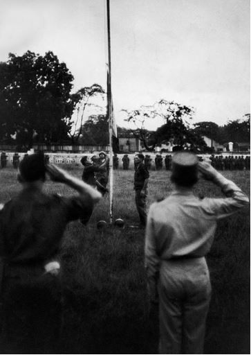 Lá cờ Pháp được hạ xuống trên bầu trời Thủ đô, chính thức kết thúc gần 100 năm đô hộ của Thực dân Pháp đối với đất nước ta, mở ra trang sử mới cho dân tộc Việt Nam, một trang sử tự do, độc lập. Nguồn ảnh: Life.