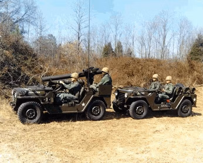 Cụ thể, do đây là một thứ vũ khí mới, phía Mỹ luôn cử một chuyên gia giám sát ở mỗi khu vực triển khai tên lửa TOW. Chuyên gia này sẽ vừa làm nhiệm vụ bảo mật kỹ thuật, vừa báo cáo số lượng đạn tiêu thụ của tên lửa này. Chính việc cho vũ khí nhưng không cho toàn quyền sử dụng này của Mỹ đã dẫn tới rất nhiều vấn đề phiền phức trên trận địa, làm giảm thiểu hiệu năng chiến đấu của khí tài. Nguồn ảnh: Military.