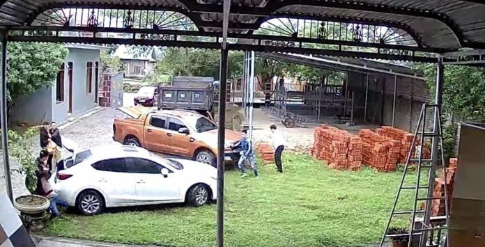 Giam doc doanh nghiep suyt tong chet con trai vi so cong an bat