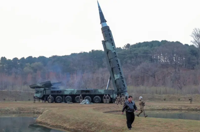 Tin cho biết đầu đạn siêu vượt âm đã tách khỏi tên lửa sau khi được phóng về phía Đông Bắc từ thao trường ở ngoại ô khu vực Bình Nhưỡng, đạt độ cao đầu tiên là 101,1km và lần thứ hai là 72,3km trong khi bay theo hành trình 1.000km như dự kiến và chính xác trúng mục tiêu.