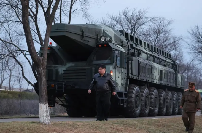 Theo KCNA, đây là lần đầu tiên Triều Tiên thử tên lửa tầm trung Hwasongpho-16B mang theo phương tiện lướt siêu vượt âm. Ảnh: Topwar.