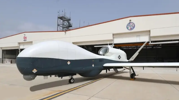 Theo Northrop Grumman, MQ-4C Triton được thiết kế dựa trên biến thể của máy bay Global Hawk RQ-4B dùng cho hải quân. Ưu điểm nổi bật của MQ-4C Triton là được trang bị các khí tài trinh sát hiện đại nhất; trong đó có radar mạng pha chủ động AN/ZPY-3, camera video, các sensor quang-điện tử/hồng ngoại, các phương tiện trinh sát radar, hệ thống nhận dạng tự động AIS và phương tiện tiếp phát.