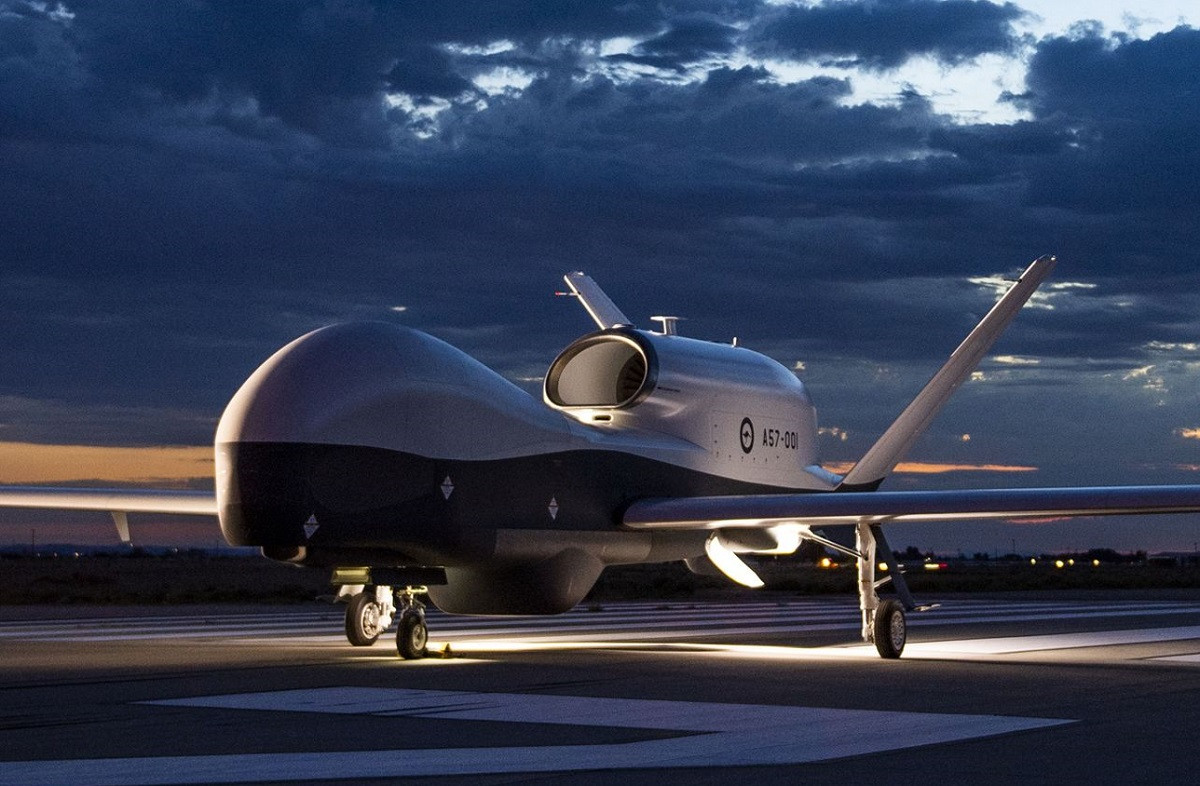 Triton lần đầu tiên cất cánh vào tháng 5/2013. Những chiếc MQ-4C Triton sản xuất đầu tiên đã được biên chế cho Phi đội trinh sát không người lái VUP-19, phục vụ tại sân bay Jacksonville (Florida). Cho đến năm 2023, VUP-19 tiếp nhận thêm 6 chiếc MQ-4C Triton và đến nay đã sẵn sàng hoạt động hoàn toàn.