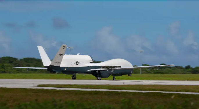 UAV MQ-4C Triton là máy bay trinh sát không người lái tiên tiến thế hệ mới, được phát triển bởi Northrop Grumman vào đầu những năm 1900 cho Hải quân Mỹ, trong khuôn khổ chương trình Giám sát biển khu vực rộng BAMS Broad Area Maritime Surveillance), do Hải quân Mỹ ký với Công ty Northrop Grumman (Mỹ) nghiên cứu, chế tạo, với trị giá hợp đồng lên đến hơn 1,2 tỷ USD.