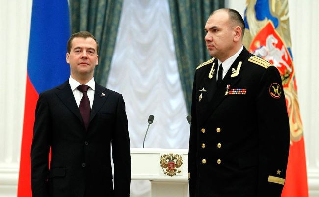 Trong lễ trao tặng danh hiệu Anh hùng Liên bang Nga ngày 21/4/2011, Tổng thống Liên bang Nga khi đó là ông Dmitry Medvedev tuyên bố: "Sao vàng Anh hùng nước Nga được trao cho Alexander Alekseevich Moiseyev, chỉ huy bộ phận tàu ngầm chiến lược của Hạm đội phương Bắc. Trong các cuộc tuần tra chiến đấu, dưới sự lãnh đạo của ông, các cuộc thử nghiệm vũ khí mới nhất đã diễn ra thành công và một loạt vụ phóng tên lửa thử nghiệm đã được tiến hành. Với tư cách là Tư lệnh tối cao, tôi đã theo dõi các cuộc tập trận này. Và thực sự, mọi thứ đều được thực hiện ở tiêu chuẩn rất cao". 