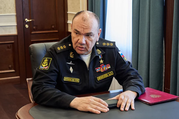 Trước đó, ngày 19/3, Đô đốc Alexander Moiseev nguyên là Tư lệnh Hạm đội phương Bắc được công bố là quyền Tổng tư lệnh Hải quân Nga trong buổi lễ đặc biệt kỷ niệm Ngày Tàu ngầm của Nga, thay thế Đô đốc Nikolai Yevmenov.