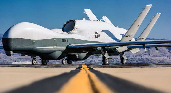 Giờ đây, chương trình mua sắm máy bay không người lái MQ-4C Triton cập nhật và thu gọn đã được triển khai đầy đủ và các thiết bị mong muốn đang được chuyển giao cho các đơn vị. Ngoài ra, các máy bay không người lái thành thạo sẽ được gửi đến các căn cứ tiền phương - và cung cấp cho Hải quân khả năng trinh sát cần thiết ở các vùng xa xôi. (Nguồn ảnh: Wikipedia, Reuters, Topwar).