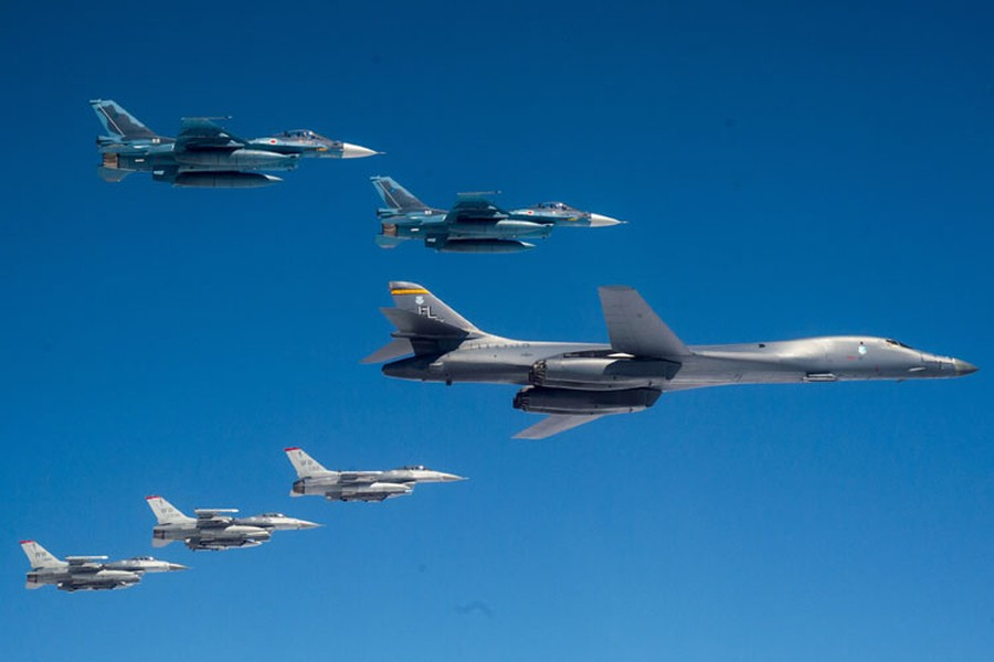 Giống như các máy bay cũ khác, B-1B lancer đã nhận được một số nâng cấp cực kỳ quan trọng, bao gồm sửa đổi khoang vũ khí cho phép nó tiếp nhận tên lửa siêu thanh.