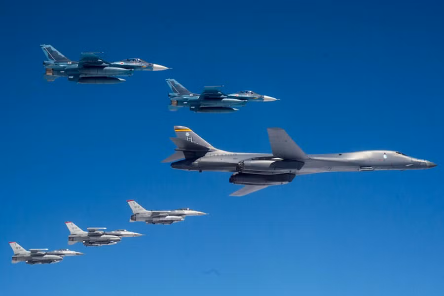 Giống như các máy bay cũ khác, B-1B lancer đã nhận được một số nâng cấp cực kỳ quan trọng, bao gồm sửa đổi khoang vũ khí cho phép nó tiếp nhận tên lửa siêu thanh.