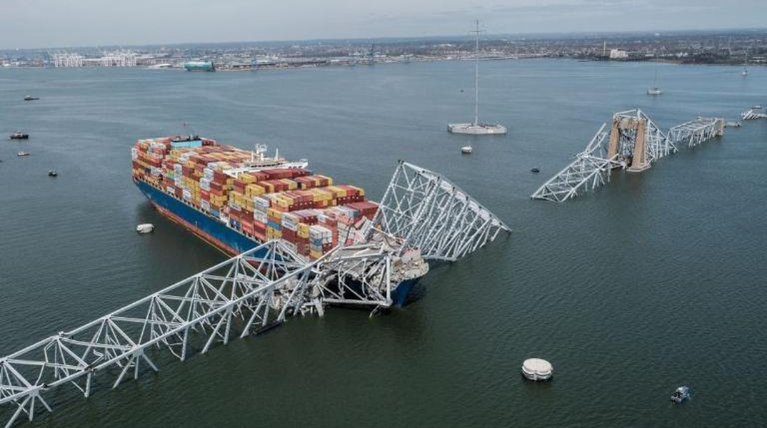 Được biết cây cầu thép Francis Scott Key bị tàu container Dali đâm sập rạng sáng 26/3 và nằm chắn ngang dòng sông dẫn tới cảng Baltimore, một trong những cảng tấp nập nhất ở Bờ Đông nước Mỹ.