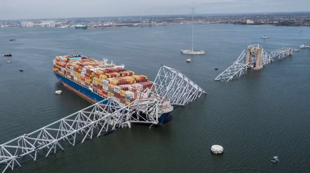 Được biết cây cầu thép Francis Scott Key bị tàu container Dali đâm sập rạng sáng 26/3 và nằm chắn ngang dòng sông dẫn tới cảng Baltimore, một trong những cảng tấp nập nhất ở Bờ Đông nước Mỹ.