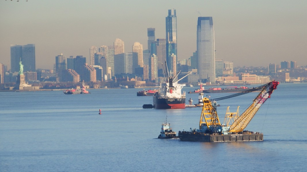 Vào năm 2021, siêu cần cẩu Chesapeake 1000 cũng đã thực hiện một chuyến trục vớt con tàu nặng 700 tấn vào bị bão Sandy đánh lật.