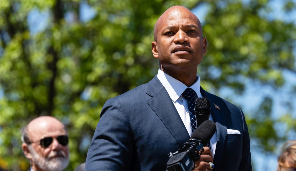 Theo Thống đốc bang Maryland Wes Moore, 4 cần cẩu nổi với sức nâng lớn sẽ được triển khai đến khu vực cầu sập trong ngày 1/4.