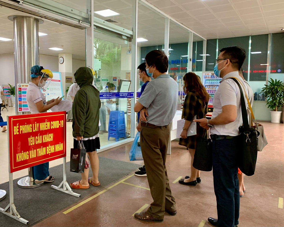 Giua dai dich, bi om co nen di vien?