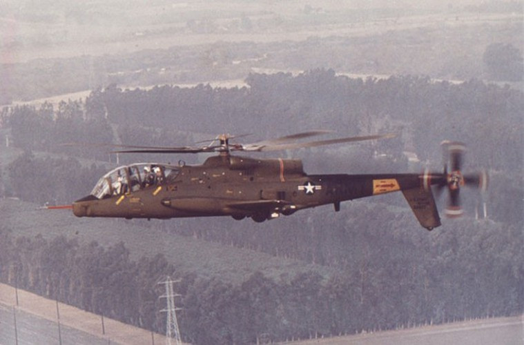 Phi công điều khiển ngồi buồng lái kính trong suốt cung cấp góc nhìn bao quát toàn cảnh.