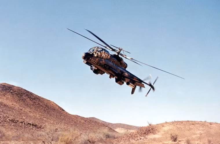 AH-56 Cheyenne là một sự kết hợp hoàn hảo giữa trực thăng hạng nhẹ và máy bay cường kích - một phiên bản trực thăng với cánh quạt chủ động 4 cánh và cánh quạt đuôi 3 cánh, 2 cánh bay nhỏ.