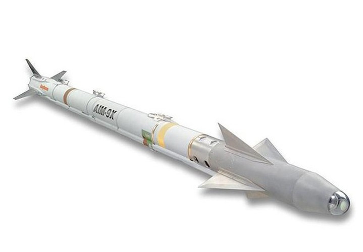 AIM-9 sử dụng động cơ vector kiểm soát lực đẩy và cánh vây đuôi cho phép chúng có khả năng cơ động truy đuổi mục tiêu cực cao.