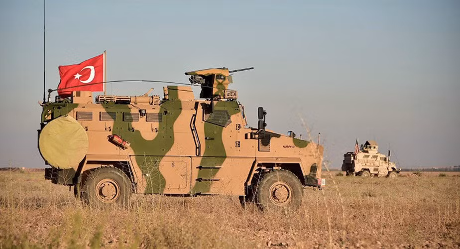 Thổ Nhĩ Kỳ từ lâu đã tuyên bố khu vực phía Bắc Syria là vùng chịu ảnh hưởng của mình, họ công khai hỗ trợ quân sự cho các nhóm đối lập nhằm tạo vùng đệm với quân đội chính phủ Syria