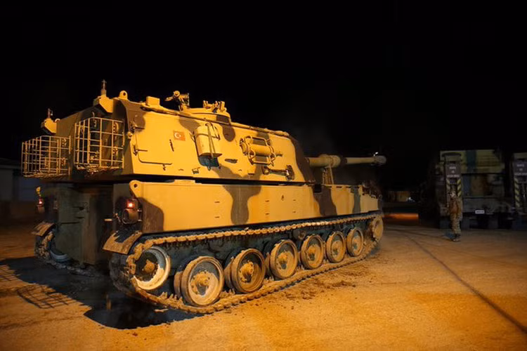 Trước tình hình trên, quân đội Syria được báo cáo đã có hành động tấn công phủ đầu vào đoàn xe của Thổ Nhĩ Kỳ bằng trận pháo kích, khiến cho 4 binh sĩ Ankara thiệt mạng.