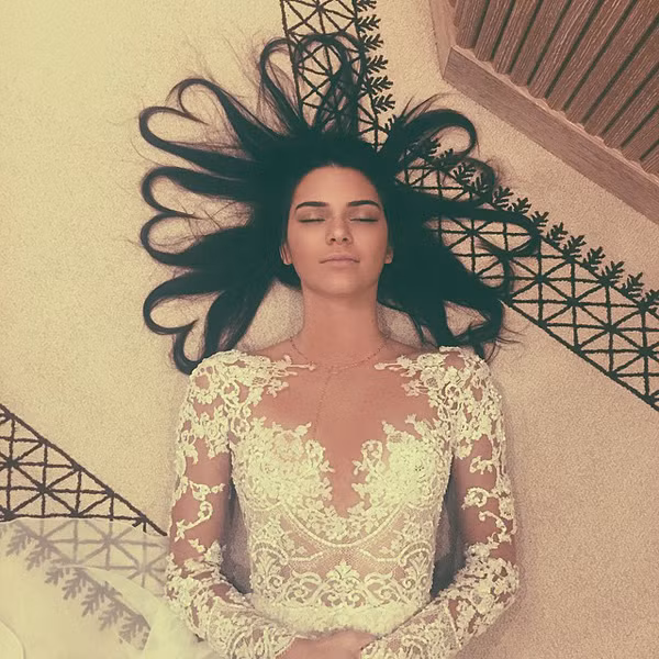 Kendall Jenner là người mẫu, ngôi sao rất nổi tiếng người Mỹ. Trang cá nhân trên Instagram của cô nàng có đến cả triệu người theo dõi, cũng chính vì vậy, Kendall luôn có những bức ảnh với số lượt like không tưởng khiến ai thấy cũng phải kinh ngạc. Mới đây bức ảnh khoe tóc hình trái tim đã giúp Kendall Jenner phá kỷ lục của người chị Kim "siêu vòng ba" với tổng số hơn 2,6 triệu lượt like, trở thành bức ảnh nhiều like trên Instagram nhất trên thế giới.