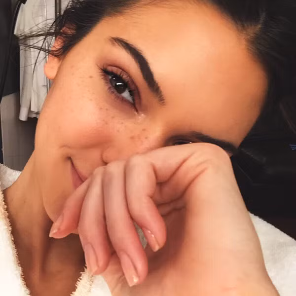 Bức ảnh cô người mẫu khoe mặt mộc, lấm tấm tàn nhang và nụ cười "e thẹn" cũng mang về cho Kendall Jenner 1,7 triệu lượt like. Đây đều là những con số thể hiện rõ nhất mức độ nổi tiếng và sự phổ biến của hot girl người Mỹ Kendall Jenner.