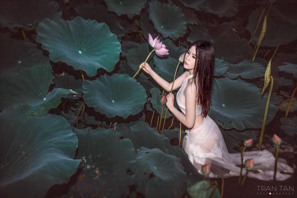 Nguyễn Thị Ngọc Sương là nữ vũ công 9X Sài thành, cô gái gây nhiều chú ý với dân mạng Việt qua hai bộ ảnh chụp tại ao sen Hồ Tây, vườn nhãn. Và trong hai bộ ảnh cô gái trẻ đều sử dụng cách tạo hình, tạo dáng rất táo bạo.