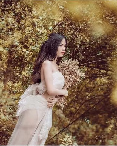 Cũng chính điều này khiến Ngọc Sương vô tình được nhiều dân mạng, bạn trẻ chú ý, "truy lùng" thông tin và cập nhật thêm về ý tưởng thực hiện các bộ ảnh.