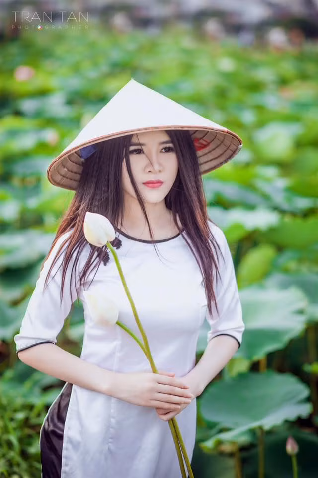 Nữ vũ công 9X được phó nháy thực hiện hai bộ ảnh này nhận xét là có vẻ đẹp hiện đại và phù hợp với những concept thiên về vẻ ma mị, hoặc một chút trừu tượng.