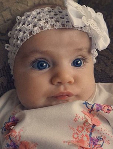 Màu mắt xanh của bé Egypt cũng làm tăng vẻ đáng yêu, hút hồn từ thiên thần 8 tháng tuổi này. Nhiều dân mạng khen ngợi, khẳng định, sau này lớn lên bé Egypt chắc chắn sẽ trở thành mỹ nhân, xinh đẹp và nổi tiếng không kém các ngôi sao bây giờ.