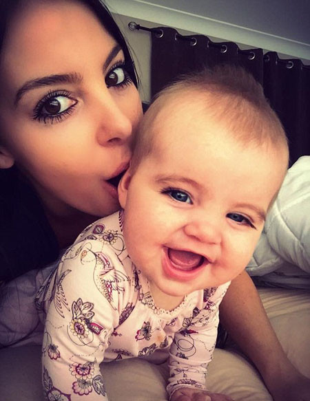 Khoảnh khắc đáng yêu của thiên thần 8 tháng tuổi bên bà mẹ hot girl.