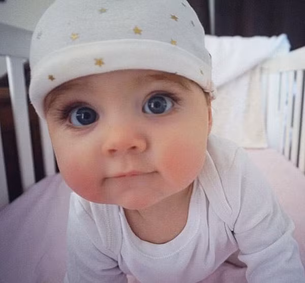 Dù mới 8 tháng tuổi nhưng bé Egypt lại sở hữu một đôi mắt được nhiều dân mạng nhận xét là "kì diệu". Đôi mắt to tròn khiến cô bé trông thật đáng yêu và đặc biệt, đôi lông mi dài của bé con lại gợi cho người ngắm sự liên tưởng tới cái tên Egypt - Ai Cập.