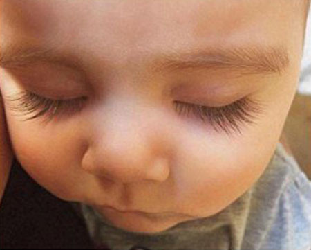 Bé Egypt có đôi lông mi dài, cong vút mà thậm chí nhiều người trưởng thành, sử dụng nhiều biện pháp chăm sóc, nuôi dưỡng cẩn thận cũng chưa chắc đã có được.