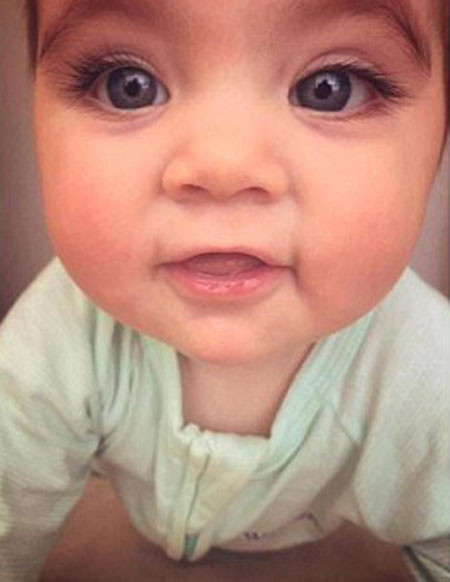 Bé gái tên Egypt, 8 tháng tuổi, người Australia gần đây được rất nhiều dân mạng ở các quốc gia châu Âu, Mỹ biết đến và yêu thích nhờ vẻ ngoài đáng yêu. Bé gái thiên thần có đôi mắt đặc biệt khiến bất kể ai nhìn cũng mê mẩn.