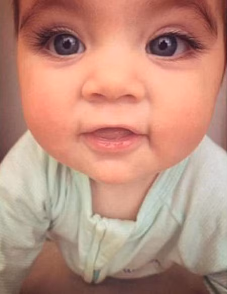 Bé gái tên Egypt, 8 tháng tuổi, người Australia gần đây được rất nhiều dân mạng ở các quốc gia châu Âu, Mỹ biết đến và yêu thích nhờ vẻ ngoài đáng yêu. Bé gái thiên thần có đôi mắt đặc biệt khiến bất kể ai nhìn cũng mê mẩn.
