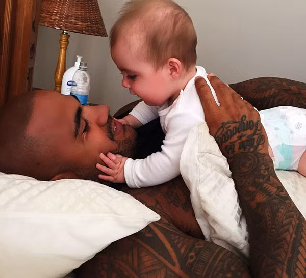 Bé Egypt cùng ông bố nổi tiếng của mình cũng từng khiến cư dân mạng có được một phen cười thỏa thích với một bức thư do bố Fortafy viết thay cho con gái, ngăn mẹ đến phòng tập gym hàng ngày.