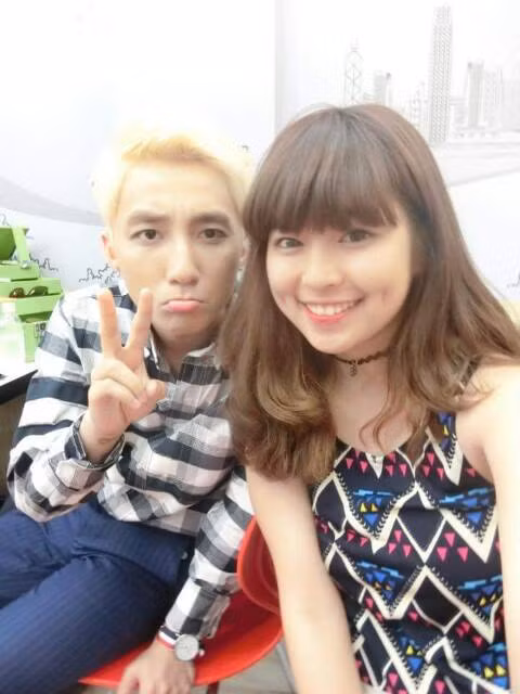 Khánh Vân cũng có điều kiện gặp gỡ, tiếp xúc với một vài nhân vật người nổi tiếng. Cô bạn học hỏi từ những người này, từ mọi nguồn kiến thức khác và mong muốn sớm có đủ kinh nghiệm phục vụ cho những kế hoạch sau này.