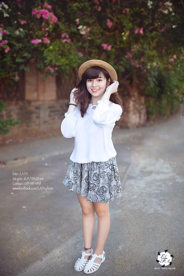 Là người mẫu quen thuộc của nhiều phó nháy trẻ ở phố núi, Khánh Vân hiện còn làm thêm công việc mẫu ảnh cho một một số shop thời trang, kiếm thêm thu nhập trang trải việc học và nuôi tiếp đam mê.