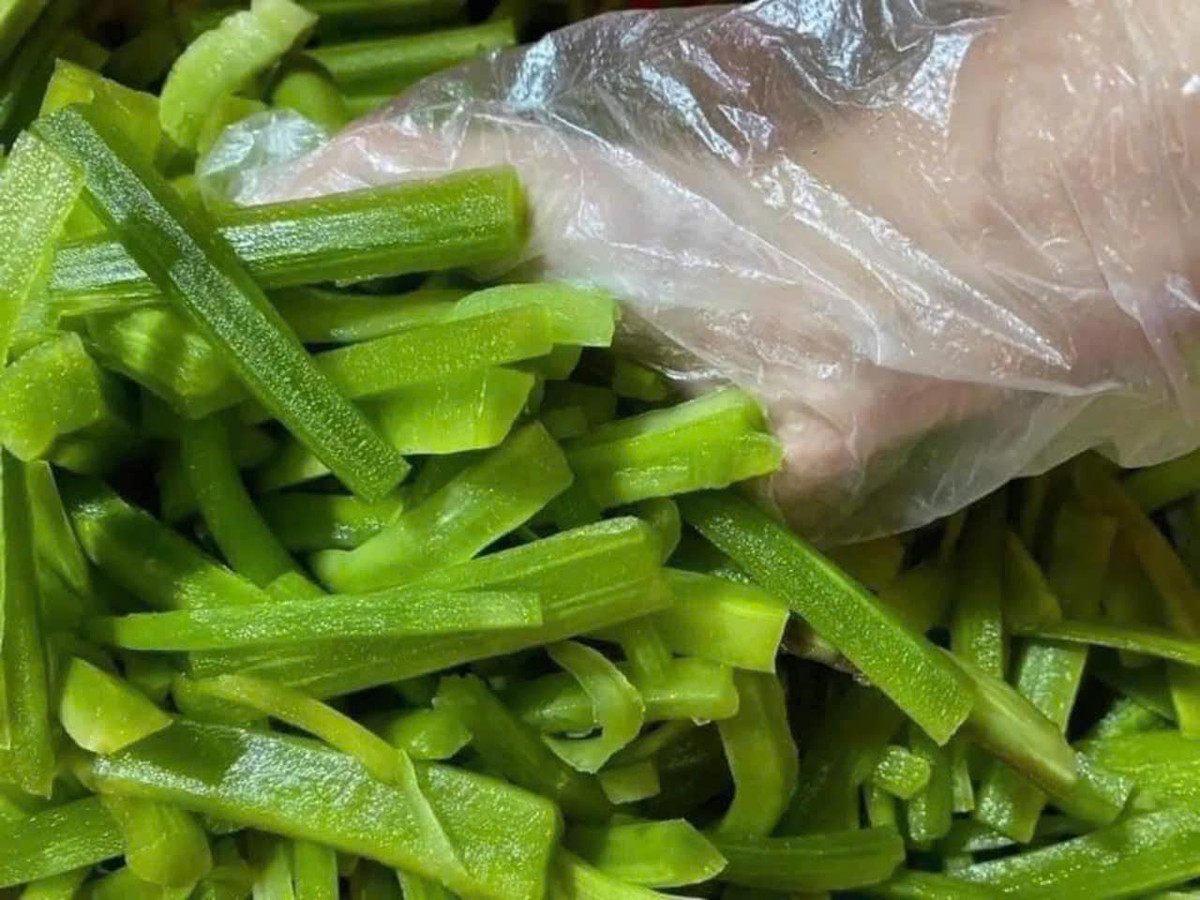 Rau khô Trung Quốc tràn chợ Việt được bán giá đắt đỏ - Hình 2 Rau kho Trung Quoc tran cho Viet duoc ban gia dat do-Hinh-2