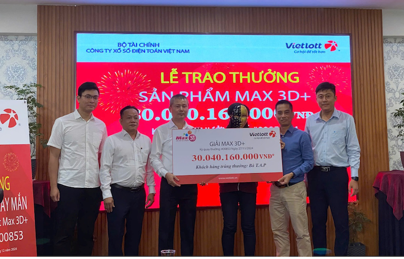 Vietlott trao thưởng 30 giải đặc biệt cho một nữ khách hàng Vietlott trao thuong 30 giai dac biet cho mot nu khach hang