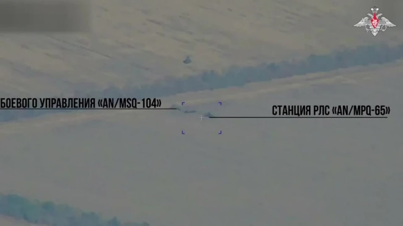 Đánh giá từ vụ việc này, có thể thấy vấn đề của Lực lượng Vũ trang Ukraine là rất lớn. Số lượng hệ thống tên lửa phòng không Patriot mà các nước phương Tây cung cấp không nhiều, vì vậy cần phải giữ thái độ thận trọng khi sử dụng những tài sản phòng không quý giá này, thay vì đặt vị trí phòng không ở khu vực trống trải một cách lộ liễu và không có bất kỳ biện pháp ngụy trang nào. Ảnh: Bộ Quốc phòng Nga.