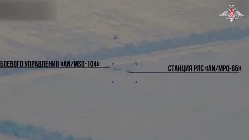 Đánh giá từ vụ việc này, có thể thấy vấn đề của Lực lượng Vũ trang Ukraine là rất lớn. Số lượng hệ thống tên lửa phòng không Patriot mà các nước phương Tây cung cấp không nhiều, vì vậy cần phải giữ thái độ thận trọng khi sử dụng những tài sản phòng không quý giá này, thay vì đặt vị trí phòng không ở khu vực trống trải một cách lộ liễu và không có bất kỳ biện pháp ngụy trang nào. Ảnh: Bộ Quốc phòng Nga.