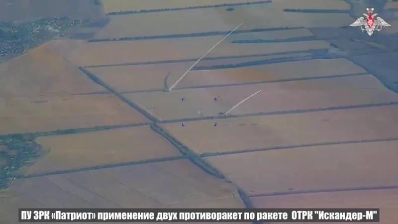 Ngày 9/10, Bộ Quốc phòng Nga công bố đoạn video cho thấy, tên lửa đạn đạo tầm ngắn Iskander-M phá hủy hệ thống tên lửa phòng không Patriot của Ukraine. Được biết, địa điểm diễn ra trận đánh này là gần Pashena Balka thuộc vùng Dnipropetrovsk, cách bãi phóng tên lửa đạn đạo tầm ngắn Iskander-M ở Nga hơn 250 km. Ảnh: Bộ Quốc phòng Nga.