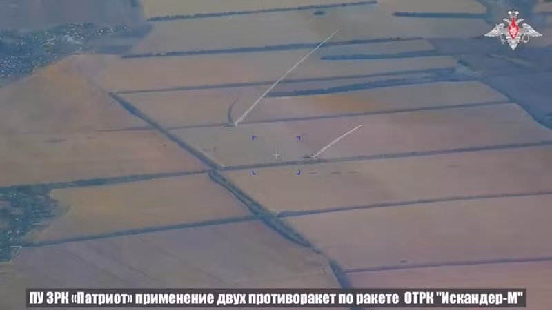 Ngày 9/10, Bộ Quốc phòng Nga công bố đoạn video cho thấy, tên lửa đạn đạo tầm ngắn Iskander-M phá hủy hệ thống tên lửa phòng không Patriot của Ukraine. Được biết, địa điểm diễn ra trận đánh này là gần Pashena Balka thuộc vùng Dnipropetrovsk, cách bãi phóng tên lửa đạn đạo tầm ngắn Iskander-M ở Nga hơn 250 km. Ảnh: Bộ Quốc phòng Nga.