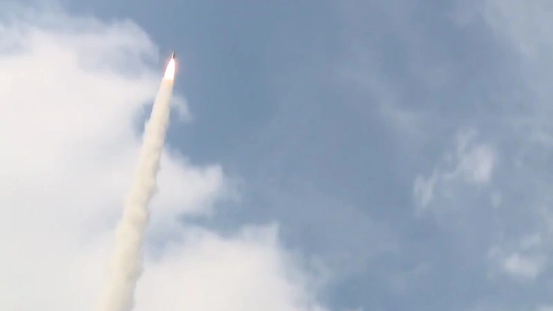 Mục đích thực sự là xác định vị trí của cuộc tấn công bằng tên lửa phòng không để có thể sử dụng máy bay không người lái trinh sát tầm cao để tìm mục tiêu, sau đó có thể sử dụng tên lửa đạn đạo tầm ngắn Iskander-M cho các cuộc tấn công chính xác tiếp theo. Thông thường, Ukraine sử dụng hệ thống tên lửa phòng không tầm trung NASAMS hoặc IRIS-T để đối phó với tên lửa hành trình do Nga phóng. Ảnh: RT.